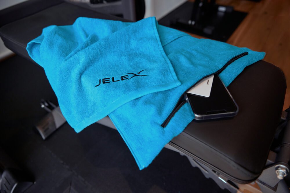 JELEX "100FIT" Fitness Towel with Zipped Pocket turquoise - Image 2